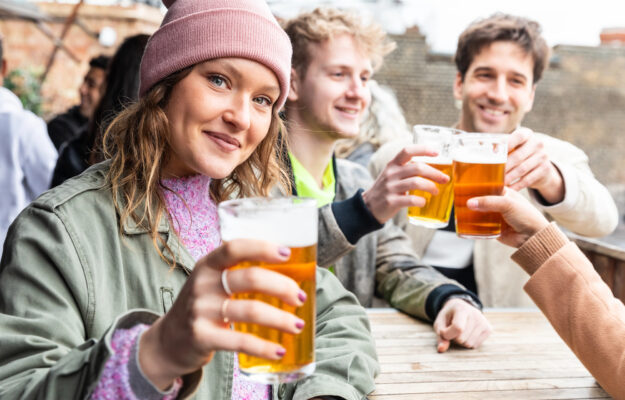 ANDY BURNHAM, PRIMO MINISTRO INGLESE, PUB, REGNO UNITO, TASSE, Mondo