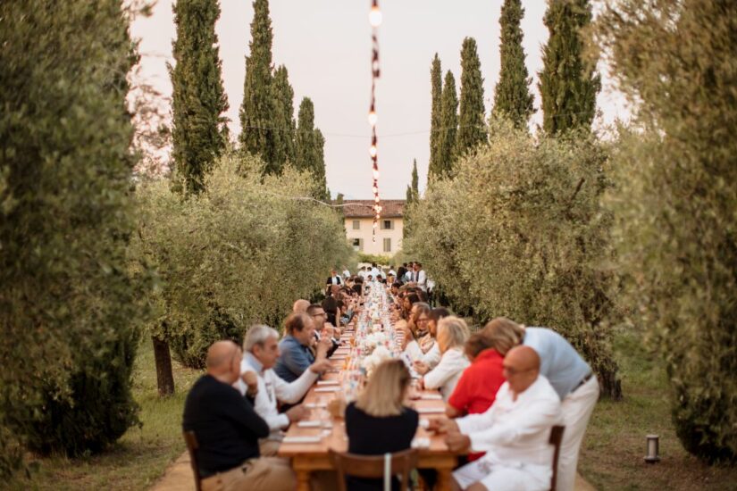 La “Cena nel Viale” di cipressi tra i vigneti e gli olivi della Dimora Buglioni in Valpolicella