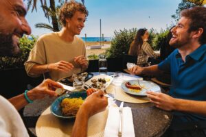 Vacanze 2026, il 75% degli italiani sceglie i sapori del territorio senza rinunciare al ristorante