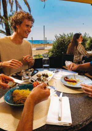 Vacanze 2026, il 75% degli italiani sceglie i sapori del territorio senza rinunciare al ristorante