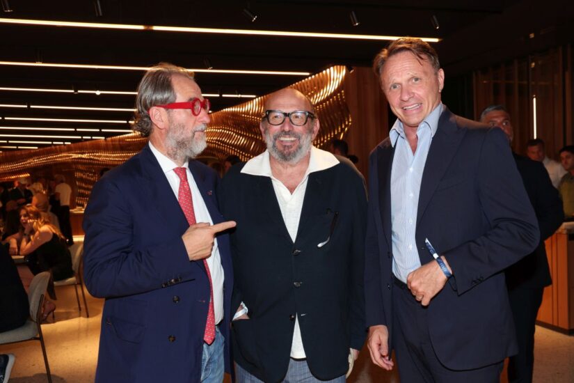 Maurizio Zanella, presidente Ca’ del Bosco, e il Ministro dell’Agricoltura Francesco Lollobrigida con il direttore WineNews, Alessandro Regoli (credit: Canio Romaniello Fotografo)