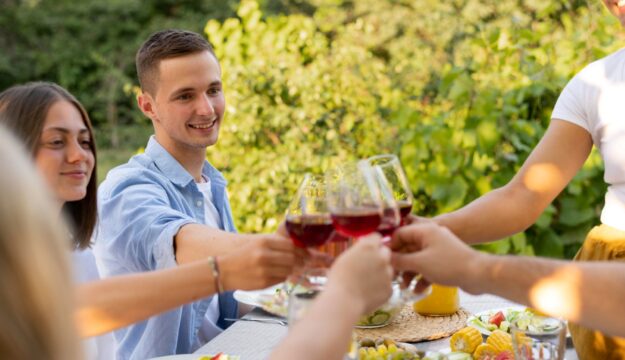 Caldo record e fuga dalle citt&agrave;: l&rsquo;estate premia agriturismi ed esperienze nel territorio