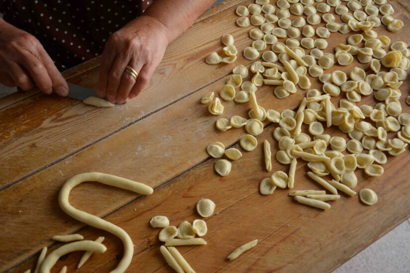 “Orecchiette nelle ’nchiosce” nel centro storico di Grottaglie (Taranto) 