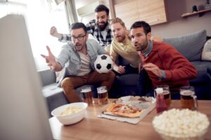 Anche senza Nazionale in campo gli italiani (67%) seguono le partite del Mondiale e ordinano cibo