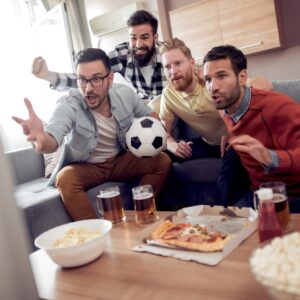 Anche senza Nazionale in campo gli italiani (67%) seguono le partite del Mondiale e ordinano cibo