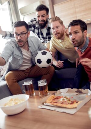 Anche senza Nazionale in campo gli italiani (67%) seguono le partite del Mondiale e ordinano cibo