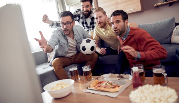 Anche senza Nazionale in campo gli italiani (67%) seguono le partite del Mondiale e ordinano cibo