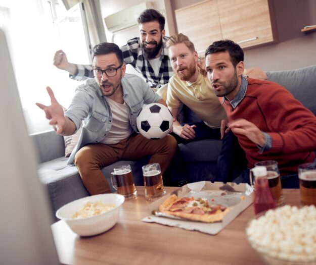 Anche senza Nazionale in campo gli italiani (67%) seguono le partite del Mondiale e ordinano cibo