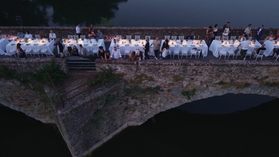 La cena solidale della Doc Valdarno di Sopra su Ponte Buriano, in Toscana