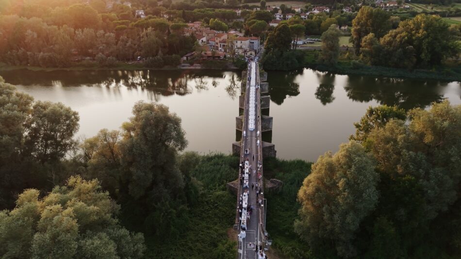 La cena solidale della Doc Valdarno di Sopra su Ponte Buriano, in Toscana