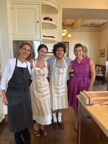 Selena Gomez, Benny Blanco e Vittoria Ferragamo (a destra)