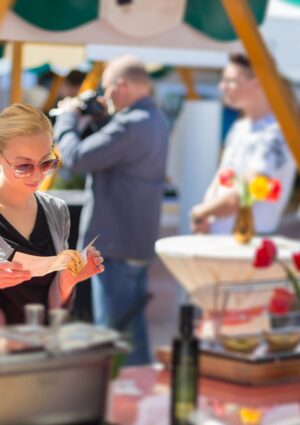 &Egrave; lo &ldquo;snackpacking&rdquo; il trend dell&rsquo;estate 2026: per 9 giovani su 10 assaggiare &egrave; il cuore del viaggio