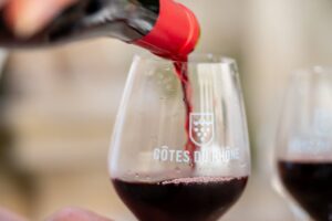 &ldquo;Rinfresca il tuo vino&rdquo;: la C&ocirc;tes du Rh&ocirc;ne lancia una campagna che sfida i tab&ugrave; enologici