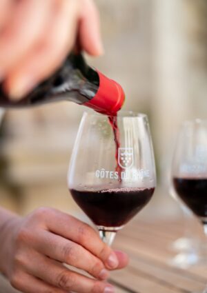 &ldquo;Rinfresca il tuo vino&rdquo;: la C&ocirc;tes du Rh&ocirc;ne lancia una campagna che sfida i tab&ugrave; enologici