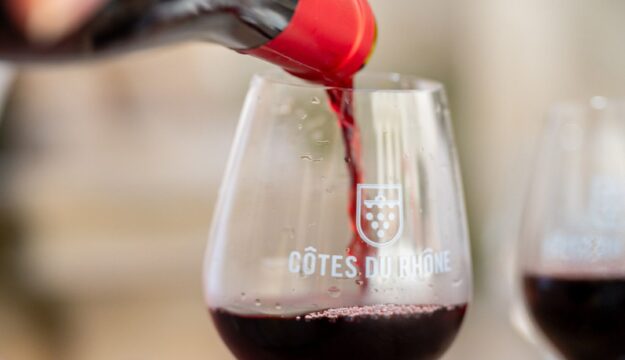 &ldquo;Rinfresca il tuo vino&rdquo;: la C&ocirc;tes du Rh&ocirc;ne lancia una campagna che sfida i tab&ugrave; enologici