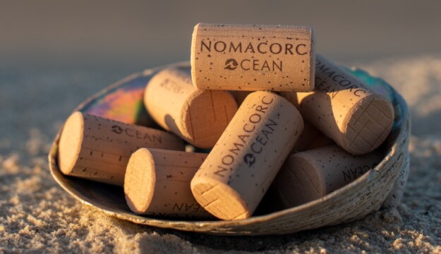 Nomacorc Ocean, il tappo che protegge il vino e ripulisce le aree costiere dalla plastica