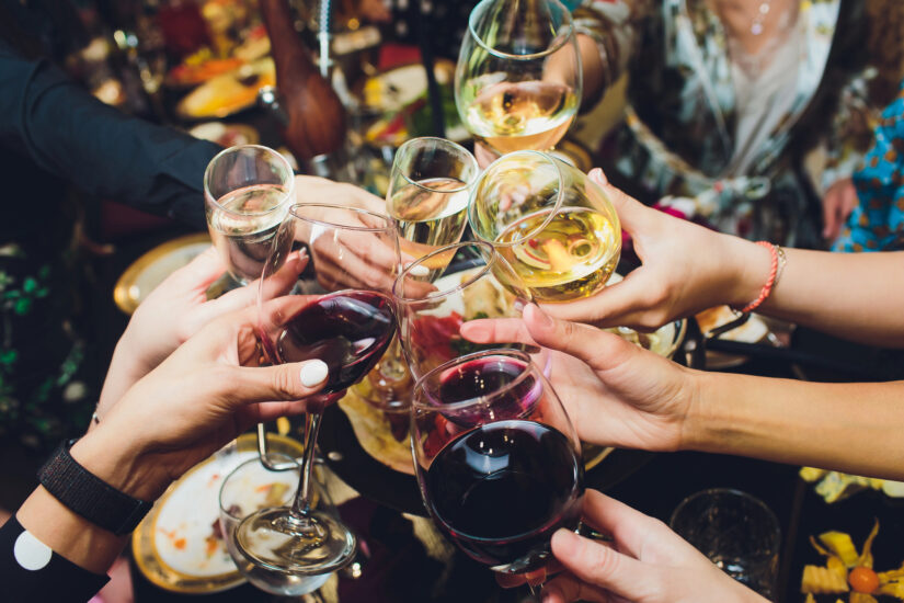 Il vino immancabile compagno della tavola di Ferragosto