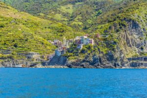 L&rsquo;enoturismo d&rsquo;estate, italiani in vacanza nei luoghi di mare dove si produce anche vino