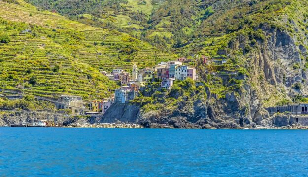 L&rsquo;enoturismo d&rsquo;estate, italiani in vacanza nei luoghi di mare dove si produce anche vino
