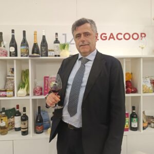 &ldquo;Tra clima, mercati e consumi che cambiano, il vino &egrave; un patrimonio culturale a rischio&rdquo;