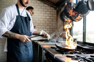 Cucine oltre i 51 gradi, il vuoto normativo che non tutela gli chef