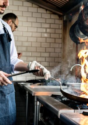 Cucine oltre i 51 gradi, il vuoto normativo che non tutela gli chef