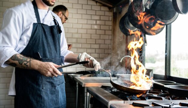 Cucine oltre i 51 gradi, il vuoto normativo che non tutela gli chef