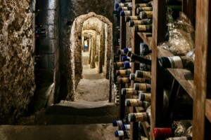 Le pi&ugrave; grandi collezioni di vino al mondo, dove si gioca la scommessa della sua rivalutazione