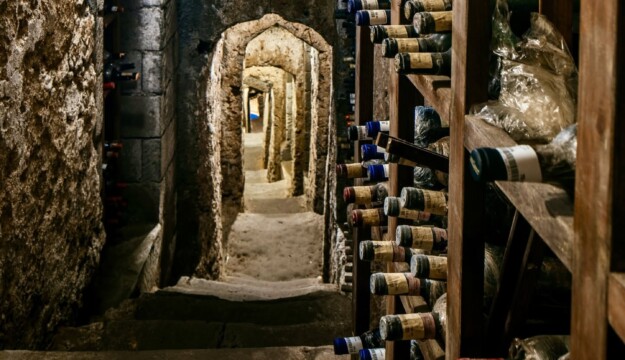 Le pi&ugrave; grandi collezioni di vino al mondo, dove si gioca la scommessa della sua rivalutazione