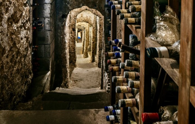 ASTE ENOICHE, biblioteche del vino, COLLEZIONISMO, FINE WINES, INVECCHIAMENTO, INVESTIMENTI, LIVE-EX, MERCATO, RIVALUTAZIONE, WINE LIST, Mondo