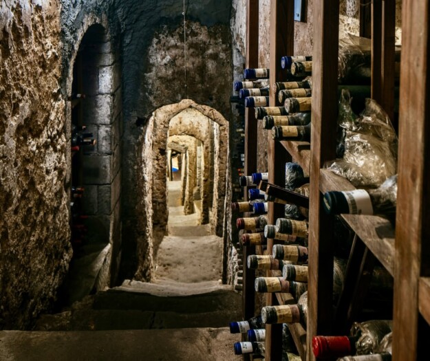 Le pi&ugrave; grandi collezioni di vino al mondo, dove si gioca la scommessa della sua rivalutazione