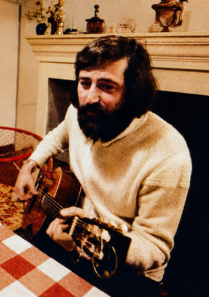 &ldquo;Mi piace far canzoni e bere vino, mi piace far casino&rdquo;: addio a Francesco Guccini