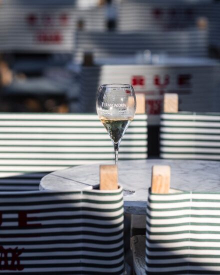 Mare & bollicine, tra glamour e qualità, nella “Franciacorta Experience Milano Marittima” (ph: Facebook/Consorzio Franciacorta)