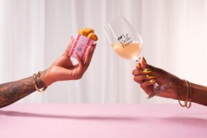 Se il fast food &ldquo;scopre&rdquo; il vino: a Londra KFC e La Vieille Ferme aprono un wine bar pop up