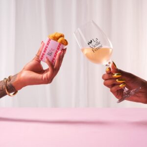 Se il fast food &ldquo;scopre&rdquo; il vino: a Londra KFC e La Vieille Ferme aprono un wine bar pop up