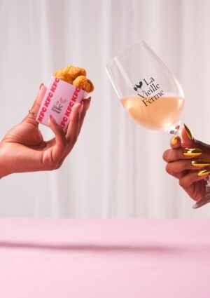 Se il fast food &ldquo;scopre&rdquo; il vino: a Londra KFC e La Vieille Ferme aprono un wine bar pop up