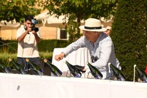 Sabrage, nuovo record del mondo: Mirko Bozin sciabola 118 bottiglie di Champagne in un minuto