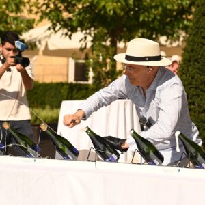 Sabrage, nuovo record del mondo: Mirko Bozin sciabola 118 bottiglie di Champagne in un minuto