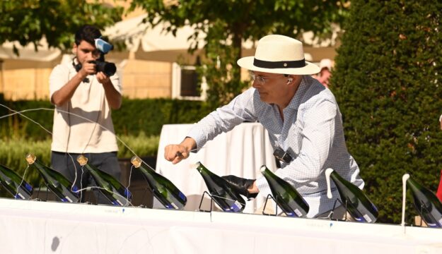 Sabrage, nuovo record del mondo: Mirko Bozin sciabola 118 bottiglie di Champagne in un minuto