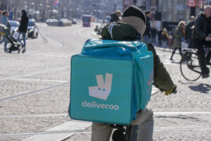 Deliveroo aumenta la paga ai rider, introduce nuovi bonus e rafforza la sicurezza
