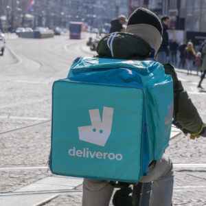 Deliveroo aumenta la paga ai rider, introduce nuovi bonus e rafforza la sicurezza