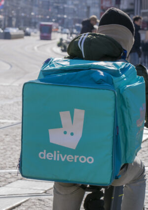 Deliveroo aumenta la paga ai rider, introduce nuovi bonus e rafforza la sicurezza