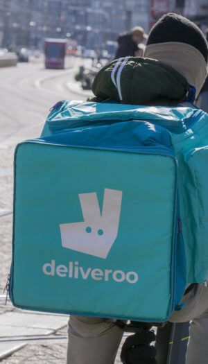 Deliveroo aumenta la paga ai rider, introduce nuovi bonus e rafforza la sicurezza