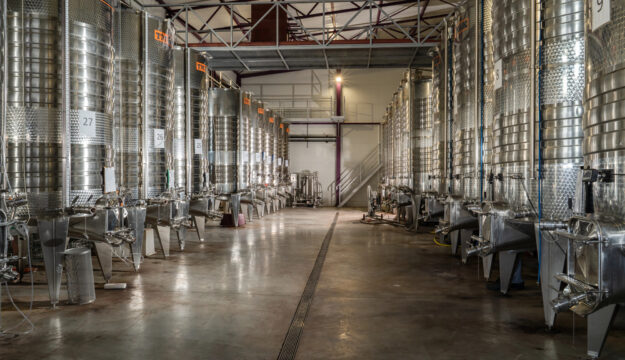I produttori di vino del mondo puntano sempre pi&ugrave; sull&rsquo;acciaio, per vini pi&ugrave; freschi e leggeri
