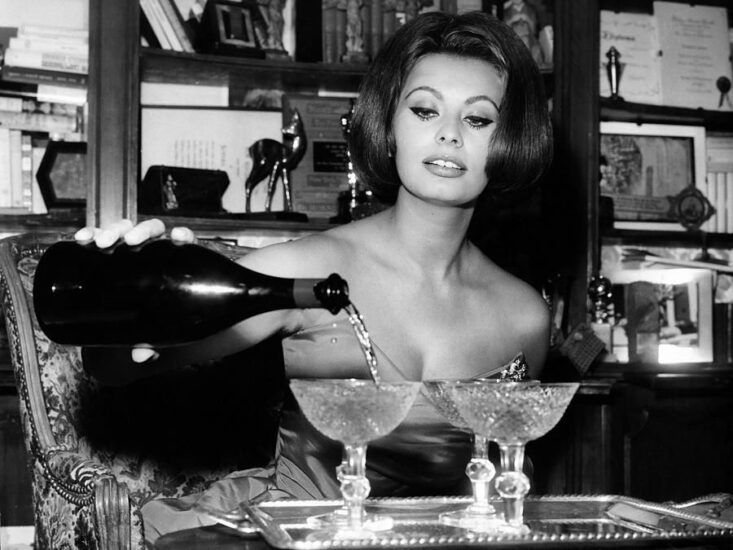 La grande attrice Sophia Loren, icona italiana, con lo Champagne