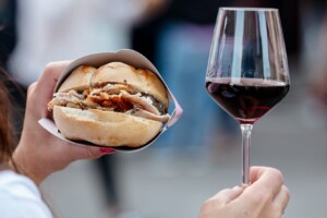 Street food, in 10 anni &ldquo;(ri)conquistata&rdquo; l&rsquo;Italia (+88,7% di imprese): ce n&rsquo;&egrave; 1 ogni 4 comuni