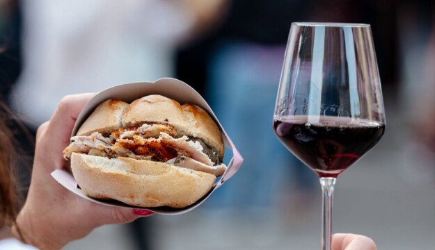Street food, in 10 anni &ldquo;(ri)conquistata&rdquo; l&rsquo;Italia (+88,7% di imprese): ce n&rsquo;&egrave; 1 ogni 4 comuni