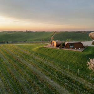 Dormire (nel lusso) tra le vigne: Vinova lancia il primo &ldquo;albergo diffuso esperienziale&rdquo; del vino