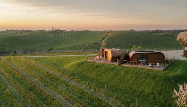 Dormire (nel lusso) tra le vigne: Vinova lancia il primo &ldquo;albergo diffuso esperienziale&rdquo; del vino
