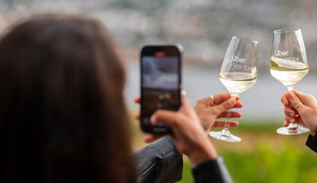 Dalla citt&agrave; direttamente alle cantine: in Germania Uber lancia il &ldquo;wine taxi&rdquo;